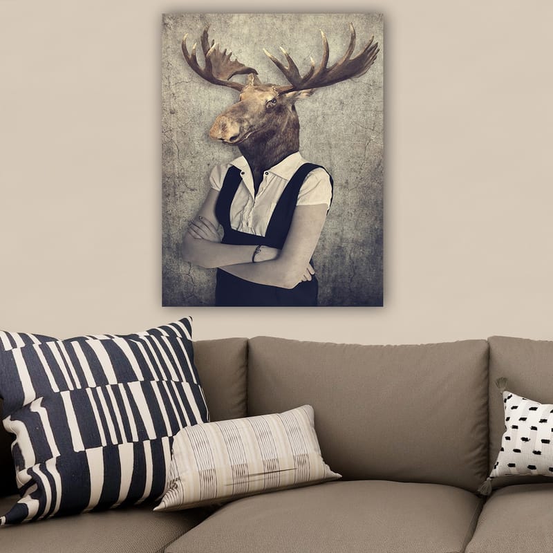 Canvastavla 70x100 cm - Surrealistisk komposition med en människa som har ett älghuvud, klädd i en vit skjorta och svart overall - Brun / Vit / Svart - Inredning - Tavlor & posters - Canvastavla