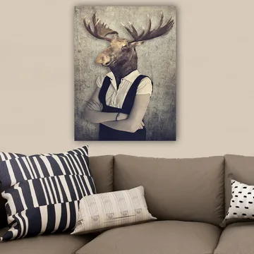 Canvastavla 70x100 cm - Surrealistisk komposition med en människa som har ett älghuvud, klädd i en vit skjorta och svart overall - Brun / Vit / Svart - Inredning - Tavlor & posters - Canvastavla