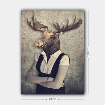 Canvastavla 70x100 cm - Surrealistisk komposition med en människa som har ett älghuvud, klädd i en vit skjorta och svart overall - Brun / Vit / Svart - Inredning - Tavlor & posters - Canvastavla