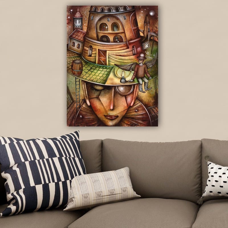 Canvastavla 70x100 cm - Surrealistisk komposition med en stor, ansiktsliknande figur som bär en hatt med en byggnad och en vingad figur på toppen - Brun / Grön / Beige - Inredning - Tavlor & posters - Canvastavla