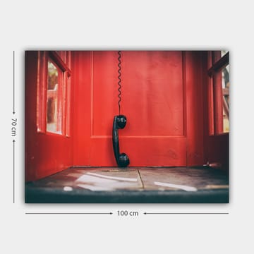Canvastavla 70x100 cm - Svart telefon hänger i en röd telefonkiosk - Röd / Svart - Inredning - Tavlor & posters - Canvastavla