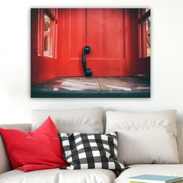 Canvastavla 70x100 cm - Svart telefon hänger i en röd telefonkiosk - Röd / Svart - Inredning - Tavlor & posters - Canvastavla