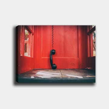 Canvastavla 70x100 cm - Svart telefon hänger i en röd telefonkiosk - Röd / Svart - Inredning - Tavlor & posters - Canvastavla