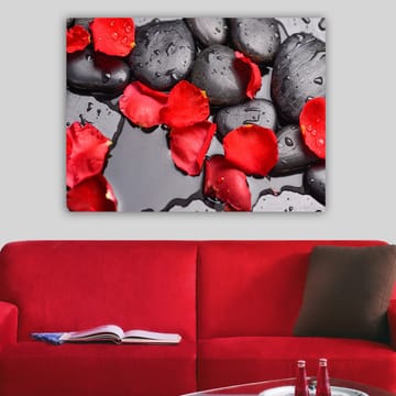 Canvastavla 70x100 cm - Svarta stenar omgivna av röda rosenblad på en spegelblanka yta - Svart / Röd - Inredning - Tavlor & posters - Canvastavla