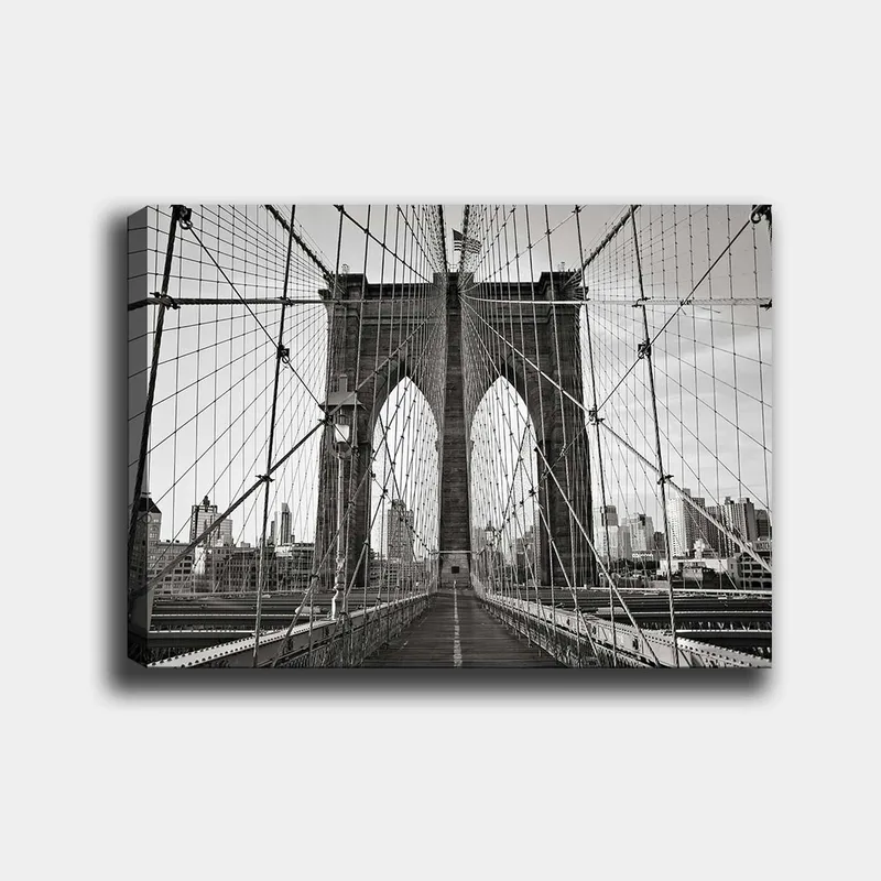Canvastavla 70x100 cm - Svartvit bild av Brooklyn Bridge som visar dess majestätiska bågar och kablar - Svart / Vitt / Grått - Inredning - Tavlor & posters - Canvastavla