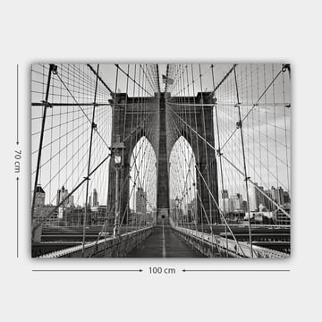 Canvastavla 70x100 cm - Svartvit bild av Brooklyn Bridge som visar dess majestätiska bågar och kablar - Svart / Vitt / Grått - Inredning - Tavlor & posters - Canvastavla
