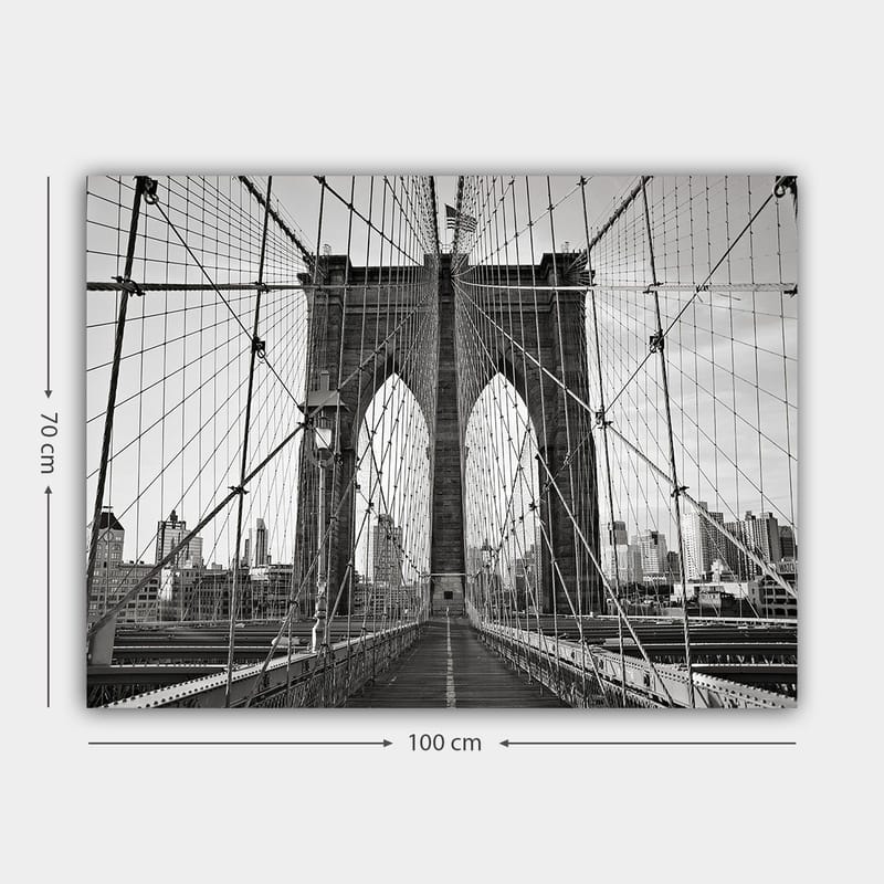 Canvastavla 70x100 cm - Svartvit bild av Brooklyn Bridge som visar dess majestätiska bågar och kablar - Svart / Vitt / Grått - Inredning - Tavlor & posters - Canvastavla