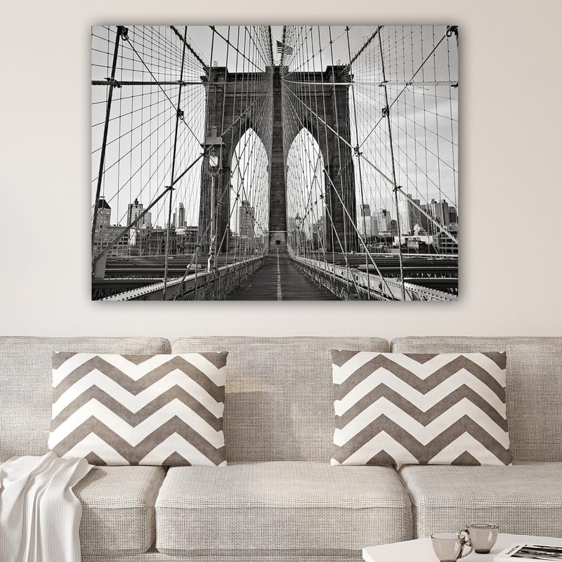 Canvastavla 70x100 cm - Svartvit bild av Brooklyn Bridge som visar dess majestätiska bågar och kablar - Svart / Vitt / Grått - Inredning - Tavlor & posters - Canvastavla