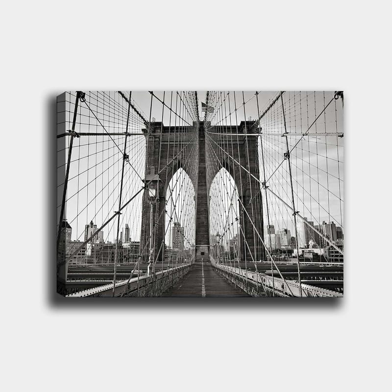 Canvastavla 70x100 cm - Svartvit bild av Brooklyn Bridge som visar dess majestätiska bågar och kablar, Svart / Vitt / Grått