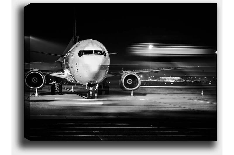 Canvastavla 70x100 cm - Svartvit bild av ett flygplan på en flygplats under natten - Svart / Vitt / Grått - Inredning - Tavlor & posters - Canvastavla