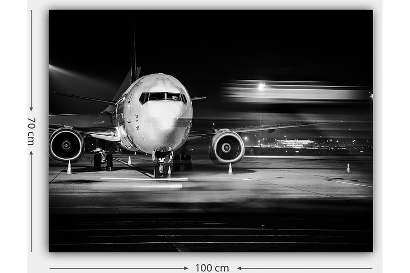 Canvastavla 70x100 cm - Svartvit bild av ett flygplan på en flygplats under natten - Svart / Vitt / Grått - Inredning - Tavlor & posters - Canvastavla