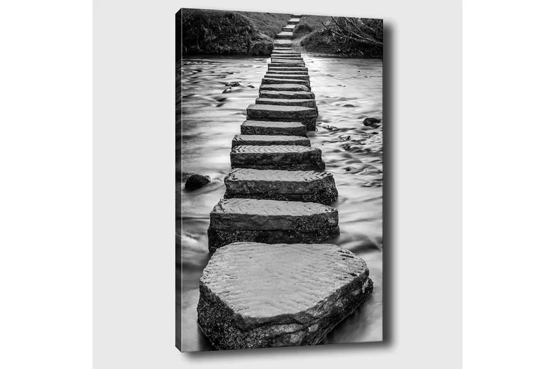 Canvastavla 70x100 cm - Svartvit bild av stenar som bildar en väg över vattenytan - Svart / Vitt / Grått - Inredning - Tavlor & posters - Canvastavla