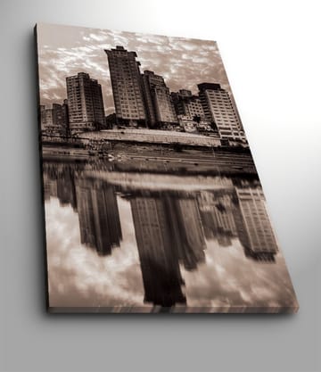 Canvastavla 70x100 cm - Svartvit stadssilhuett med höga byggnader reflekterade i vattnet - Svart / Vitt / Grått - Inredning - Tavlor & posters - Canvastavla