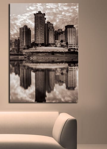 Canvastavla 70x100 cm - Svartvit stadssilhuett med höga byggnader reflekterade i vattnet - Svart / Vitt / Grått - Inredning - Tavlor & posters - Canvastavla