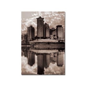 Canvastavla 70x100 cm - Svartvit stadssilhuett med höga byggnader reflekterade i vattnet - Svart / Vitt / Grått - Inredning - Tavlor & posters - Canvastavla