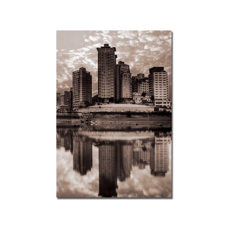 Canvastavla 70x100 cm - Svartvit stadssilhuett med höga byggnader reflekterade i vattnet - Svart / Vitt / Grått - Inredning - Tavlor & posters - Canvastavla