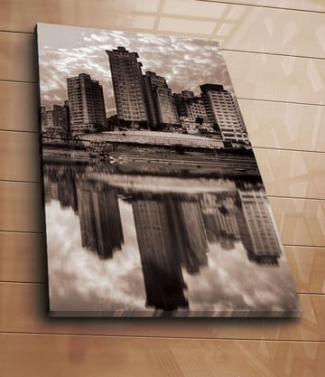 Canvastavla 70x100 cm - Svartvit stadssilhuett med höga byggnader reflekterade i vattnet - Svart / Vitt / Grått - Inredning - Tavlor & posters - Canvastavla