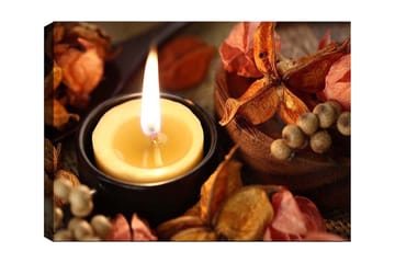 Canvastavla 70x100 cm - Tänd ljuslykta omgiven av torra blommor och fröer - Gul / Orange / Brun - Inredning - Tavlor & posters - Canvastavla