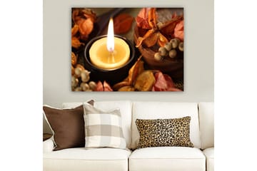 Canvastavla 70x100 cm - Tänd ljuslykta omgiven av torra blommor och fröer - Gul / Orange / Brun - Inredning - Tavlor & posters - Canvastavla