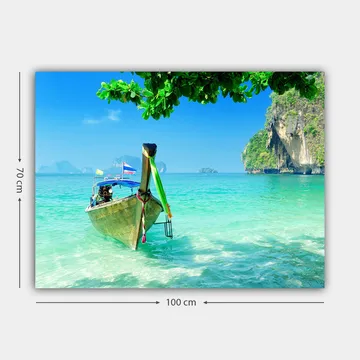 Canvastavla 70x100 cm - Traditionell båt vid en klarblå strand med grönskande klippor i bakgrunden - Turkos / Grön / Blå - Inredning - Tavlor & posters - Canvastavla