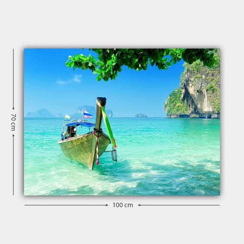 Canvastavla 70x100 cm - Traditionell båt vid en klarblå strand med grönskande klippor i bakgrunden - Turkos / Grön / Blå - Inredning - Tavlor & posters - Canvastavla