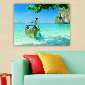 Canvastavla 70x100 cm - Traditionell båt vid en klarblå strand med grönskande klippor i bakgrunden - Turkos / Grön / Blå - Inredning - Tavlor & posters - Canvastavla