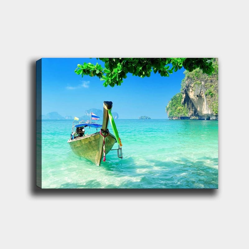 Canvastavla 70x100 cm - Traditionell båt vid en klarblå strand med grönskande klippor i bakgrunden, Turkos / Grön / Blå