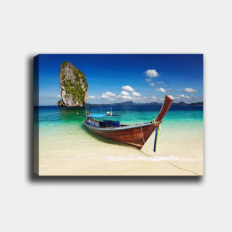 Canvastavla 70x100 cm - Traditionell båt vid en tropisk strand med klippformationer i bakgrunden, Blå / Grön / Brun