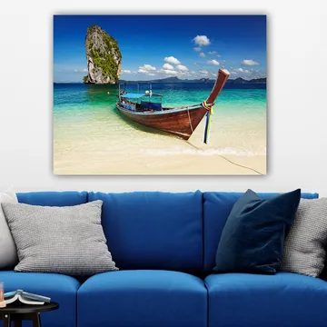 Canvastavla 70x100 cm - Traditionell båt vid en tropisk strand med klippformationer i bakgrunden - Blå / Grön / Brun - Inredning - Tavlor & posters - Canvastavla