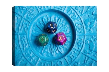 Canvastavla 70x100 cm - Tre färgglada tärningar placerade på en blå bakgrund med ett mönster - Blå / Grön / Lila - Inredning - Tavlor & posters - Canvastavla