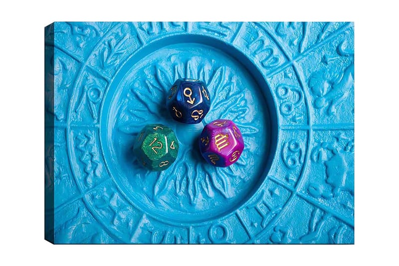 Canvastavla 70x100 cm - Tre färgglada tärningar placerade på en blå bakgrund med ett mönster, Blå / Grön / Lila