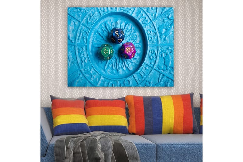Canvastavla 70x100 cm - Tre färgglada tärningar placerade på en blå bakgrund med ett mönster - Blå / Grön / Lila - Inredning - Tavlor & posters - Canvastavla