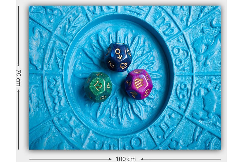 Canvastavla 70x100 cm - Tre färgglada tärningar placerade på en blå bakgrund med ett mönster - Blå / Grön / Lila - Inredning - Tavlor & posters - Canvastavla