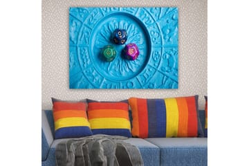 Canvastavla 70x100 cm - Tre färgglada tärningar placerade på en blå bakgrund med ett mönster - Blå / Grön / Lila - Inredning - Tavlor & posters - Canvastavla