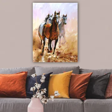 Canvastavla 70x100 cm - Tre hästar som galopperar framåt i en dynamisk rörelse - Brun / Vit / Beige - Inredning - Tavlor & posters - Canvastavla