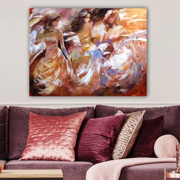 Canvastavla 70x100 cm - Tre kvinnor i flödande klänningar som dansar, fångade i en dynamisk rörelse - Orange / Vit / Beige - Inredning - Tavlor & posters - Canvastavla