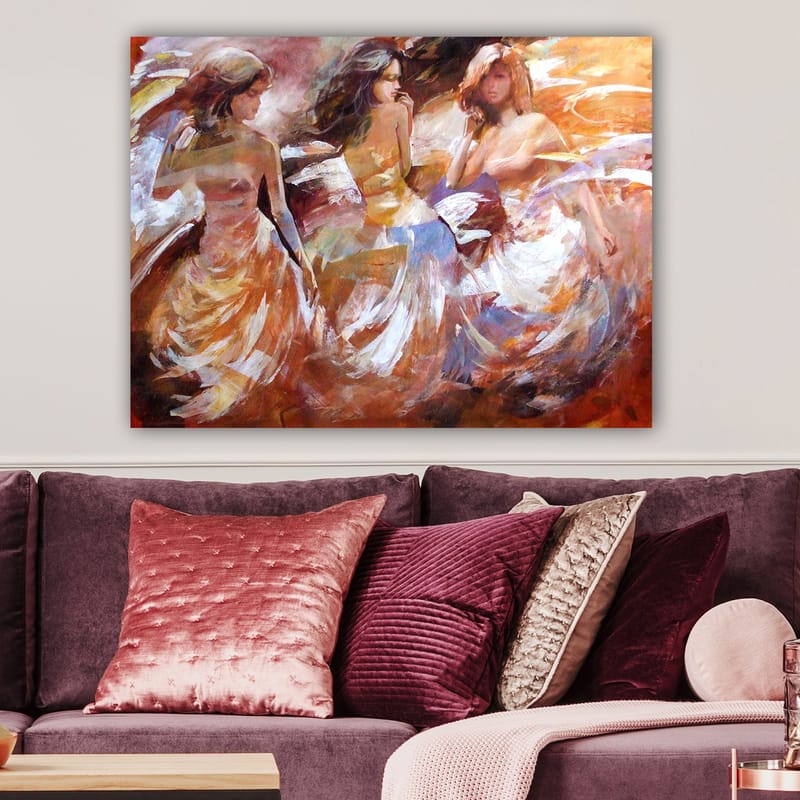 Canvastavla 70x100 cm - Tre kvinnor i flödande klänningar som dansar, fångade i en dynamisk rörelse - Orange / Vit / Beige - Inredning - Tavlor & posters - Canvastavla