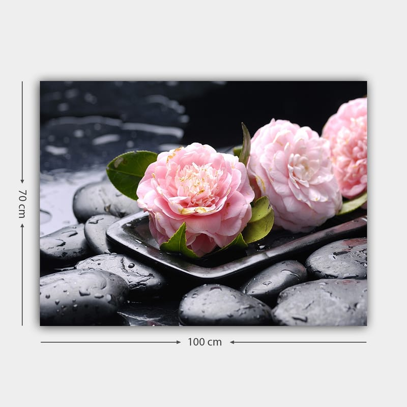 Canvastavla 70x100 cm - Tre rosa blommor på en platta med svarta stenar och droppar av vatten - Rosa / Svart / Grön - Inredning - Tavlor & posters - Canvastavla
