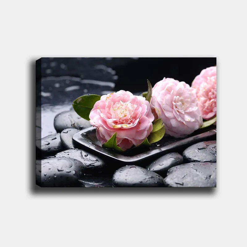 Canvastavla 70x100 cm - Tre rosa blommor på en platta med svarta stenar och droppar av vatten - Rosa / Svart / Grön - Inredning - Tavlor & posters - Canvastavla