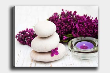 Canvastavla 70x100 cm - Tre staplade stenar med en lila blomma och ett doftljus i en lugn och harmonisk komposition - Ljusgrå / Lila - Inredning - Tavlor & posters - Canvastavla