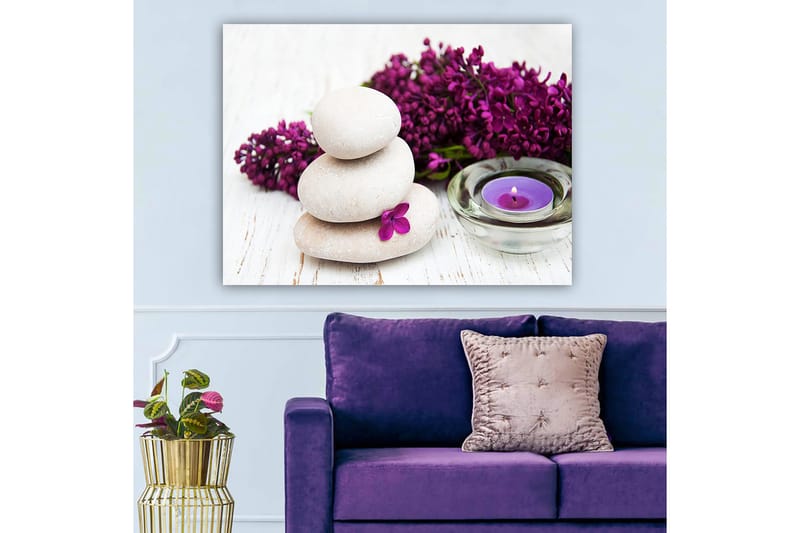 Canvastavla 70x100 cm - Tre staplade stenar med en lila blomma och ett doftljus i en lugn och harmonisk komposition - Ljusgrå / Lila - Inredning - Tavlor & posters - Canvastavla