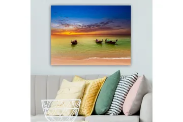 Canvastavla 70x100 cm - Tre traditionella båtar som ligger vid en strand under en färgstark solnedgång - Blå / Orange / Grön - Inredning - Tavlor & posters - Canvastavla