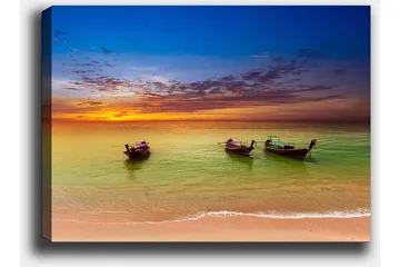 Canvastavla 70x100 cm - Tre traditionella båtar som ligger vid en strand under en färgstark solnedgång - Blå / Orange / Grön - Inredning - Tavlor & posters - Canvastavla