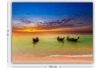 Canvastavla 70x100 cm - Tre traditionella båtar som ligger vid en strand under en färgstark solnedgång - Blå / Orange / Grön - Inredning - Tavlor & posters - Canvastavla