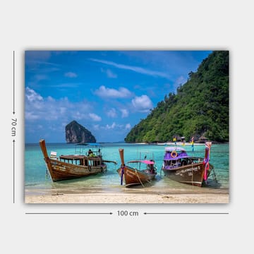 Canvastavla 70x100 cm - Tre traditionella långbåtar vid en strand med en klippig ö i bakgrunden - Brun / Turkos / Grön - Inredning - Tavlor & posters - Canvastavla