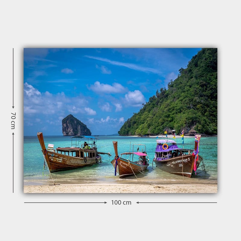 Canvastavla 70x100 cm - Tre traditionella långbåtar vid en strand med en klippig ö i bakgrunden - Brun / Turkos / Grön - Inredning - Tavlor & posters - Canvastavla