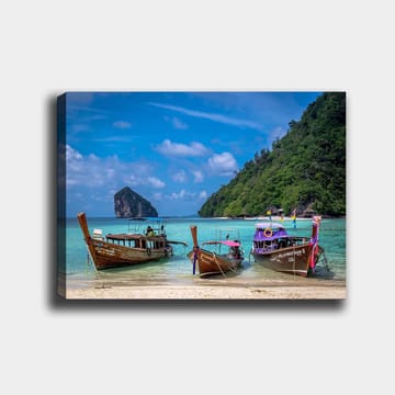 Canvastavla 70x100 cm - Tre traditionella långbåtar vid en strand med en klippig ö i bakgrunden - Brun / Turkos / Grön - Inredning - Tavlor & posters - Canvastavla