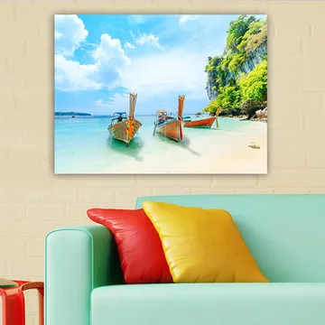 Canvastavla 70x100 cm - Tre traditionella thailändska båtar vid en vacker strand med klart vatten och grönskande klippor i bakgrunden - Blå / Grön / Orange - Inredning - Tavlor & posters - Canvastavla