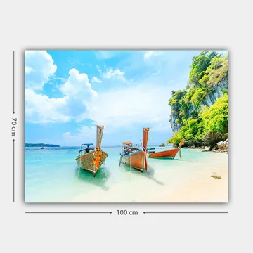 Canvastavla 70x100 cm - Tre traditionella thailändska båtar vid en vacker strand med klart vatten och grönskande klippor i bakgrunden - Blå / Grön / Orange - Inredning - Tavlor & posters - Canvastavla