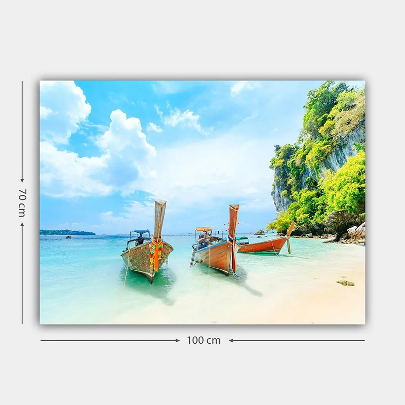Canvastavla 70x100 cm - Tre traditionella thailändska båtar vid en vacker strand med klart vatten och grönskande klippor i bakgrunden - Blå / Grön / Orange - Inredning - Tavlor & posters - Canvastavla